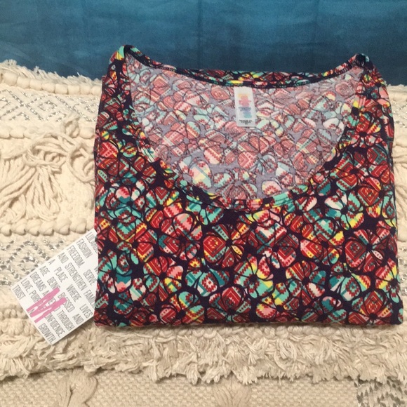 LuLaRoe Tops - 💥Price Firm💥BNWT Lularoe Medium Lynnae LuLaRoe Tops - 💥Price Firm💥BNWT Lularoe Medium Lynnae